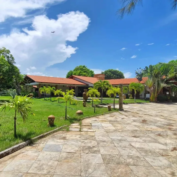 Jardim e caminho de pedra em frente à casa.